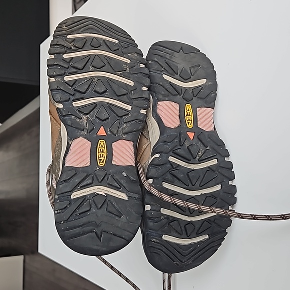 Keen Hiking Boots with Tan and Pink color - Size 6.5 US - Picture 8 of 10